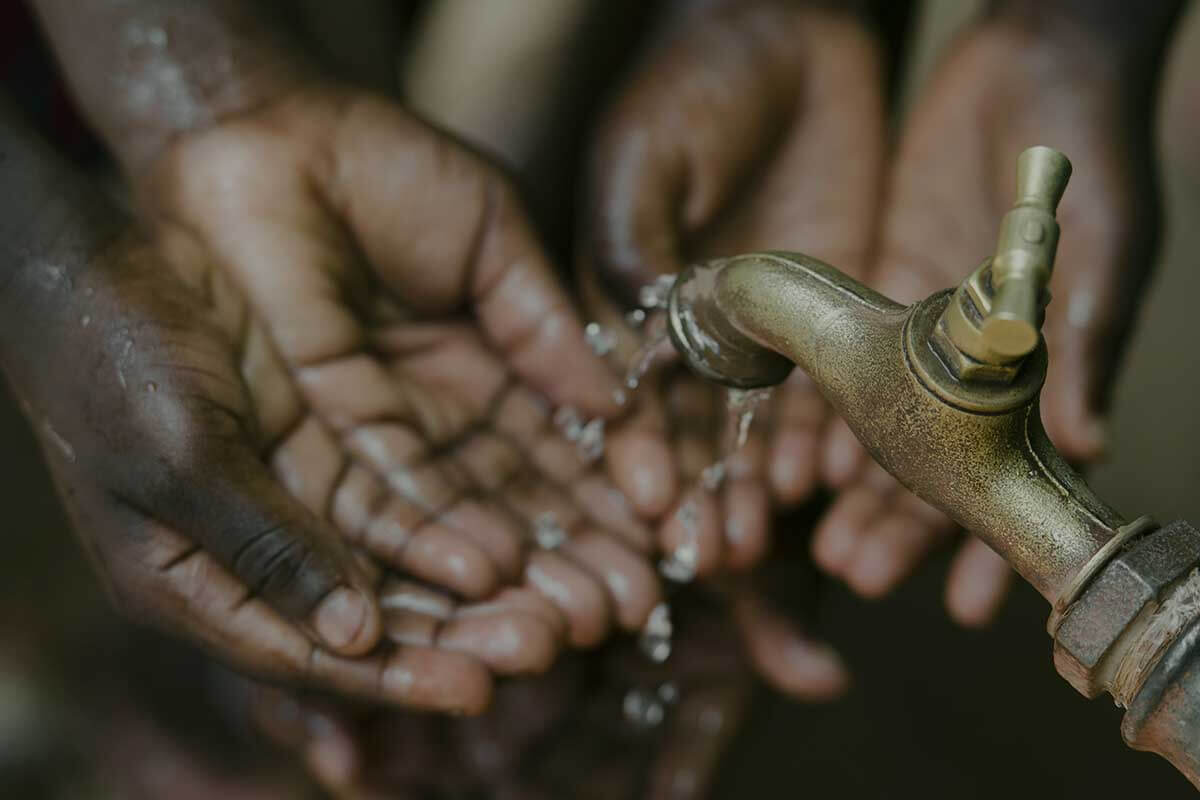 Lavage des mains au robinet - CEAF Congo